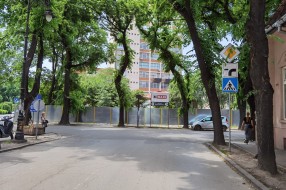 Saobraćajna signalizacija nakon izlaz sa parkinga Otvorenog univerziteta