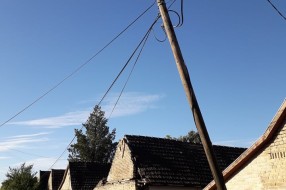 Nakrivljena bandera preti da će se srušiti (Zagrebačka, Bajmok)