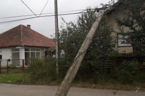 Nakrivljena bandera preti da će se srušiti (Zagrebačka, Bajmok)