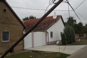 Nakrivljena bandera preti da će se srušiti (Zagrebačka, Bajmok)