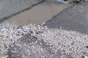 Udarna rupa u ulici Lajoša Husveta