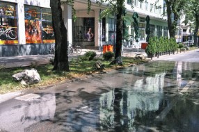 Prskalica za travu koja zaliva i put ispred hotela Galerija