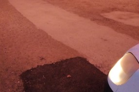 Udarne rupe na parkingu ispred Hale sportova
