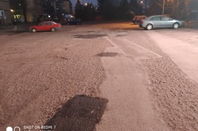Udarne rupe na parkingu ispred Hale sportova