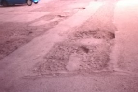 Udarne rupe na parkingu ispred Hale sportova