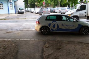Parkiranje u zoni pešačkog prelaza blizu škole i prodavnice (ulica Mirka Bogovića)