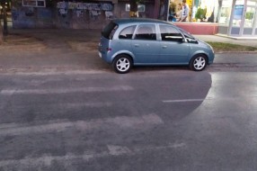 Parkiranje u zoni pešačkog prelaza blizu škole i prodavnice (ulica Mirka Bogovića)