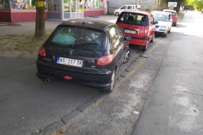 Parkiranje u zoni pešačkog prelaza blizu škole i prodavnice (ulica Mirka Bogovića)