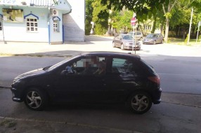 Parkiranje u zoni pešačkog prelaza blizu škole i prodavnice (ulica Mirka Bogovića)