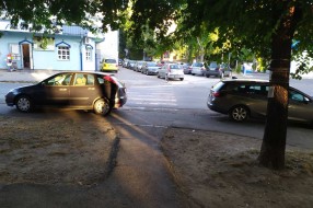 Parkiranje u zoni pešačkog prelaza blizu škole i prodavnice (ulica Mirka Bogovića)