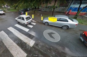Parkiranje u zoni pešačkog prelaza blizu škole i prodavnice (ulica Mirka Bogovića)