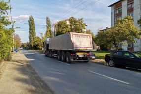 Šleperi u ulici Sekereš Lasla, iako im je zabranjen prolaz