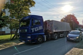 Šleperi u ulici Sekereš Lasla, iako im je zabranjen prolaz