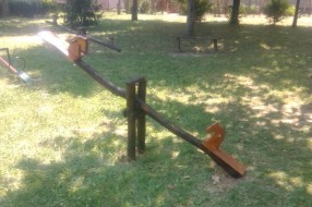 Uništeno igralište na uglu Otvorene i Bele Bartoka