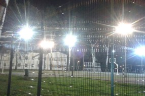 Reflektori kod novih obnovljenih sportskih terena na Paliću