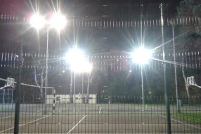 Reflektori kod novih obnovljenih sportskih terena na Paliću