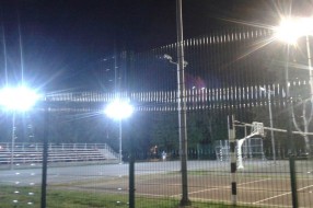 Reflektori kod novih obnovljenih sportskih terena na Paliću
