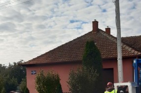 Slomljene bandere u ulici Albe Vidakovića