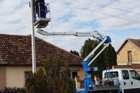 Slomljene bandere u ulici Albe Vidakovića