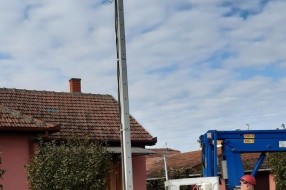 Slomljene bandere u ulici Albe Vidakovića