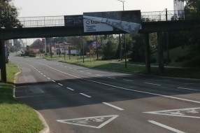 Plakat visi iznad podvožnjaka u Aleksandrovu