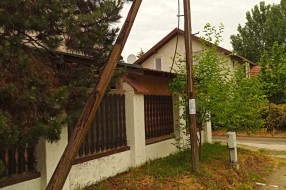 Trula bandera na uglu ulica Titusa Dugovića i Vlaha Bukovca