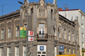 Odnos prema državnim obeležjima (zgrada na uglu M. Gorkog i Cara Dušana)