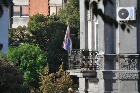 Odnos prema državnim obeležjima (zgrada na uglu M. Gorkog i Cara Dušana)