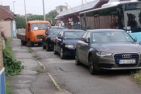 Parkiranje na biciklističkoj stazi i zelenoj površini preko puta glavne autobuske stanice