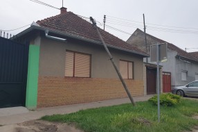 Drvena bandera pala na kuću (ulica Ruđera Boškovića)