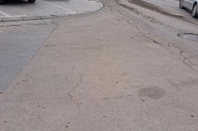Kamenje na putu na Teslinom naselju