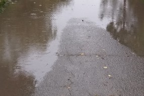 Zadržavanje vode na ulici na uglu ulica Mikloša Radnotija i Samoborske