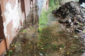 Trotoar na uglu Karađorđevog puta i Preradovićeve ulice