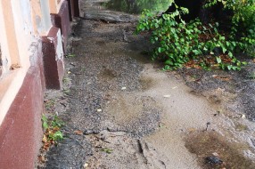 Trotoar na uglu Karađorđevog puta i Preradovićeve ulice