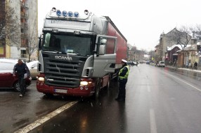 Saobraćajci po snegu zaustavljaju kamione