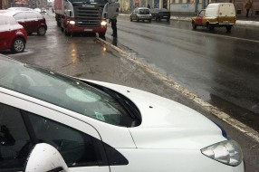 Saobraćajci po snegu zaustavljaju kamione