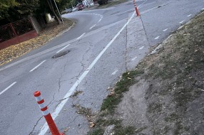 Izvaljeni stubići za razdvajanje puta i pešačke staze kojom idu đaci