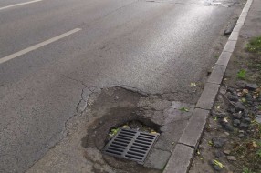 Udarna rupa na glavnom putu (Maksima Gorkog)
