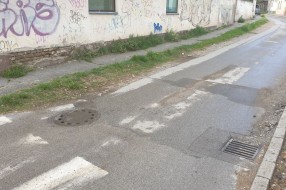 Užasna rupa na uglu Ulica Miloša Obilića i Arsenija Čarnojevića