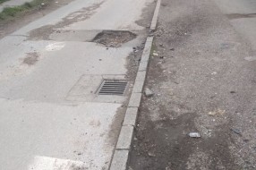 Užasna rupa na uglu Ulica Miloša Obilića i Arsenija Čarnojevića