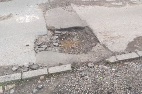 Užasna rupa na uglu Ulica Miloša Obilića i Arsenija Čarnojevića