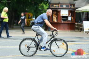 Biciklisti motociklisti u pešačkoj zoni na Korzou