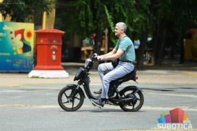 Biciklisti motociklisti u pešačkoj zoni na Korzou