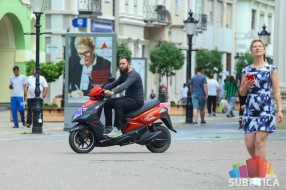 Biciklisti motociklisti u pešačkoj zoni na Korzou