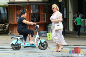 Biciklisti motociklisti u pešačkoj zoni na Korzou