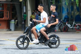 Biciklisti motociklisti u pešačkoj zoni na Korzou