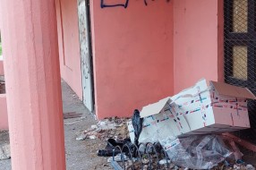 Smeće i otpad oko mesne zajednice Peščara