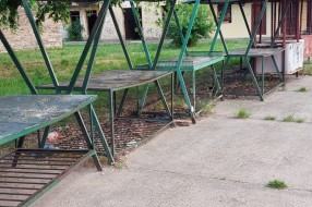 Smeće i otpad oko mesne zajednice Peščara
