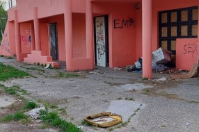 Smeće i otpad oko mesne zajednice Peščara