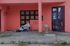 Smeće i otpad oko mesne zajednice Peščara